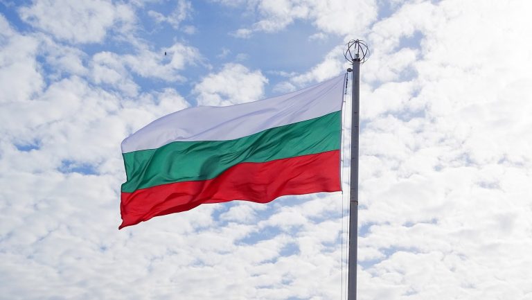 Знамето е светиня! - Борбата за планетата Земя!